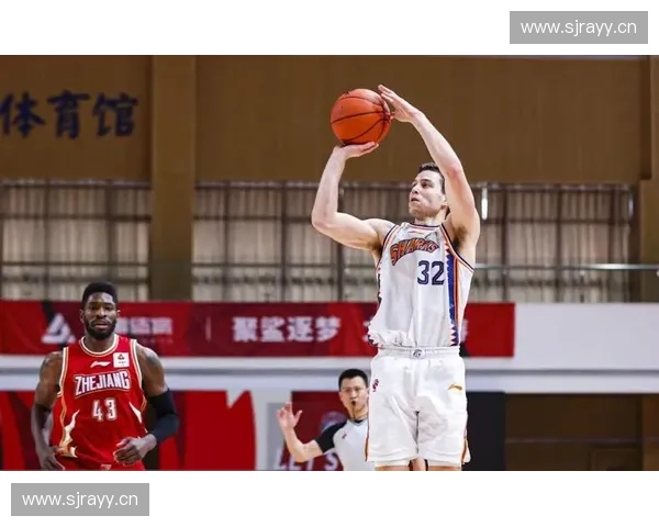 压哨投篮瞬间定胜负篮球场上的惊心动魄瞬间解析 压哨投篮瞬间定胜负篮球场上的惊心动魄瞬间解析